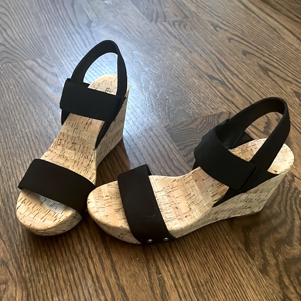 8.5 women’s Lucky Brand Black/Cork Strappy Sandals